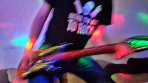 "never too old to rock" Beweisbild mit Luftgitarre auf dem Sofa - Neujahr 2018 in Berlin Neukölln