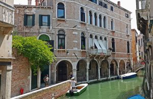 Venedig - Blick von der Ponte Widmann auf den gleichnamigen Rio und den Palazzo Cappellis in Cannaregio - Photo by Anja Hendrischk