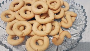 Bussola - venezianische Kekse nach Original-Rezept liegen als Kringel auf einem Kristall-Teller